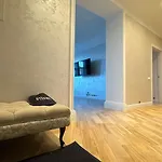 Boutique In Quiet Centre Apartment *