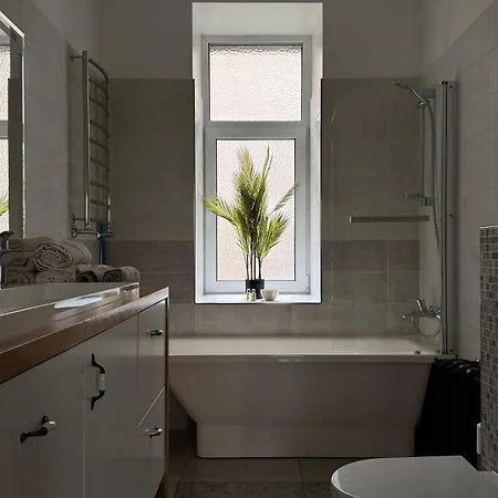 Boutique In Quiet Centre Apartment